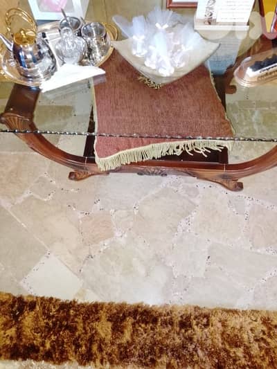 صالون مع طاولة نص مع سجادة مع ثريا