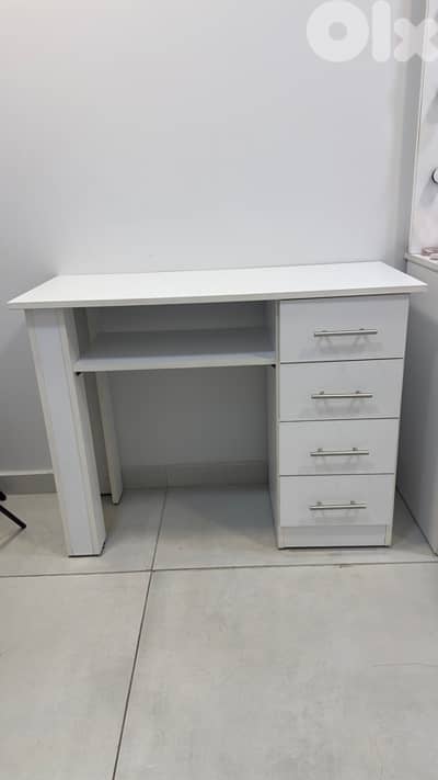 مغسلة شعر و طاولة اظافر للبيع سعر مغري