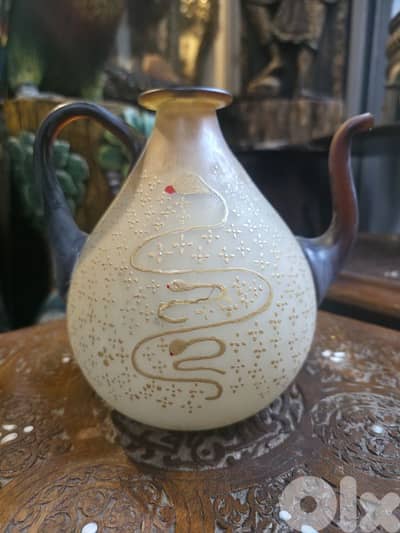 إبريق زجاجي فنتج مزخرف – تصميم ثعبان مذهّب مع زخارف نقطية