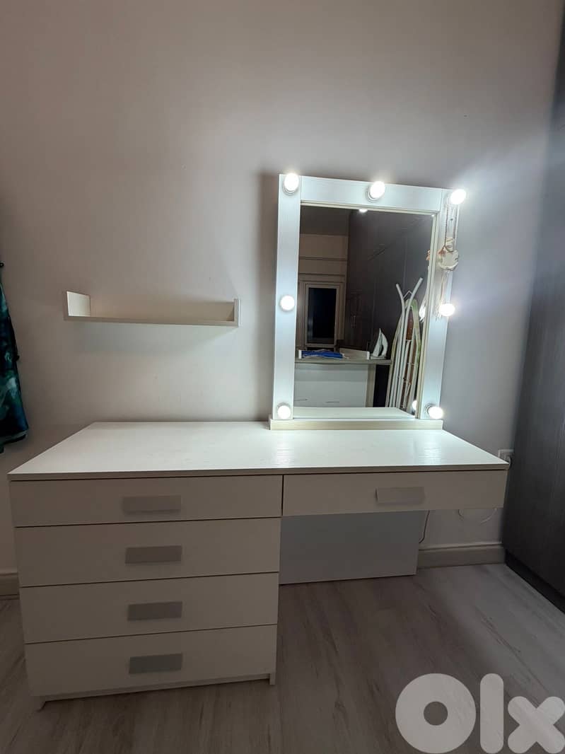 Vanity Makeup  table with lights 1