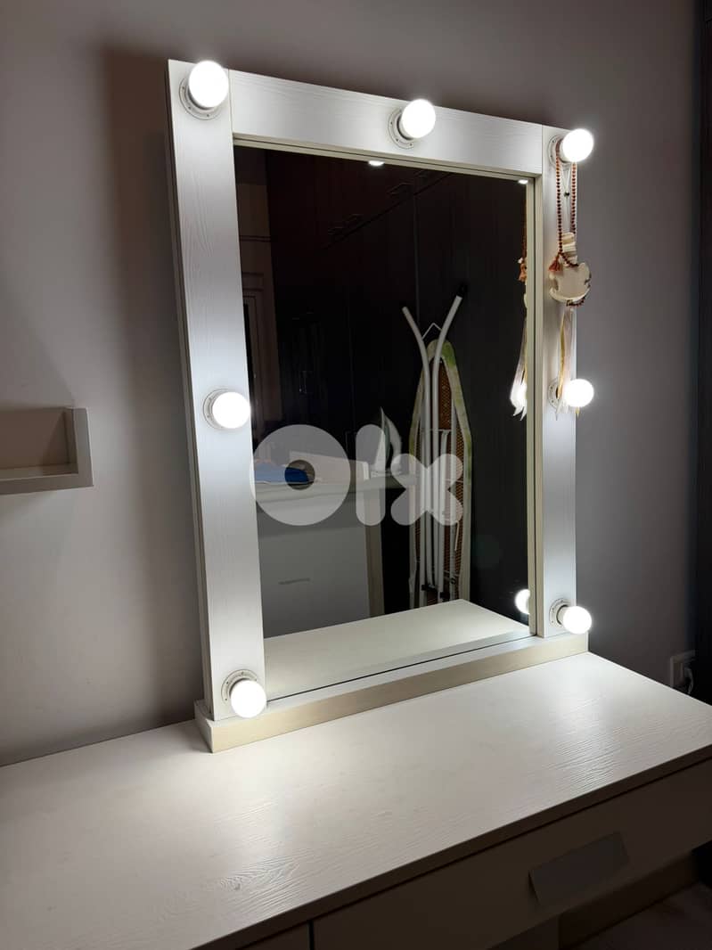 Vanity Makeup  table with lights 2