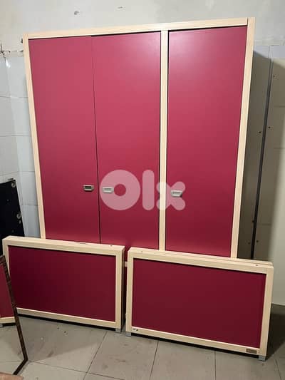 خزانة 3 درف مع تختين مفردين شغل استقبال شبه جديدة