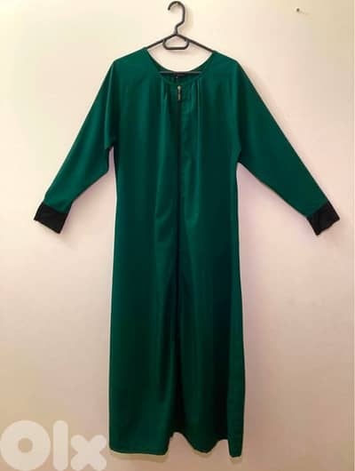 فستان أخضر غامق أنيق بسحّاب – قياس 48 – مستعمل بحالة ممتازة