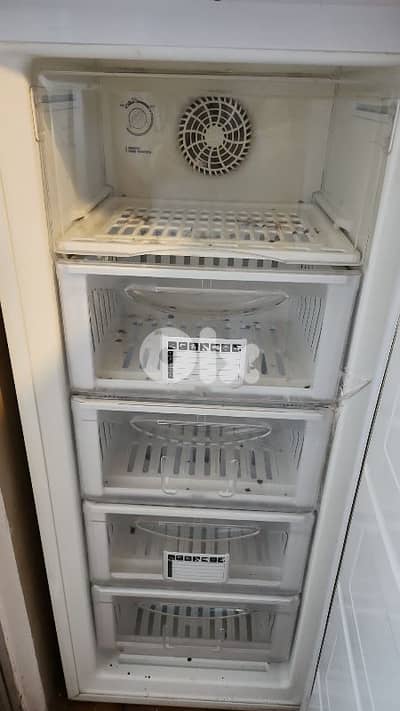 فريزر  بحالة ممتازة