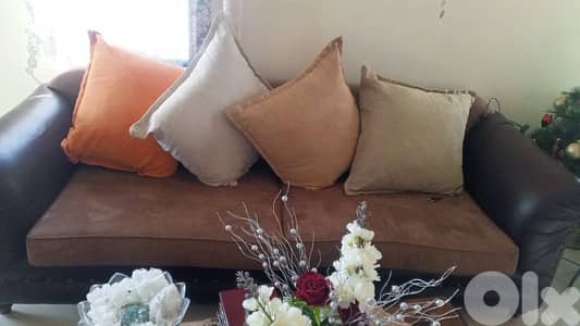 غرفه جلوس مع طاوله