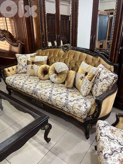 طقم كنبايات حفر ملكي خشب زان خمس قطع وطاولة