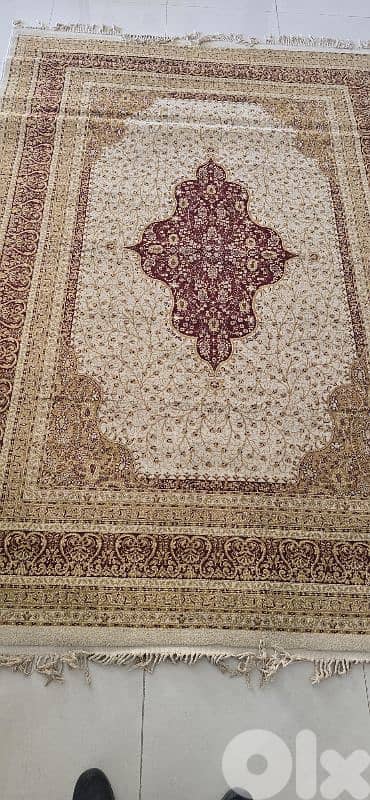 سجادة ما فيها لا حرق ولا دبع مترين و90 ب متر و 95