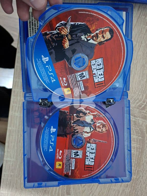 Red ded redemption 2 ps4 used like new + original map 4