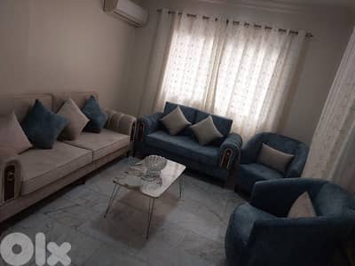 غرفة جلوس مع طاولة سفرة