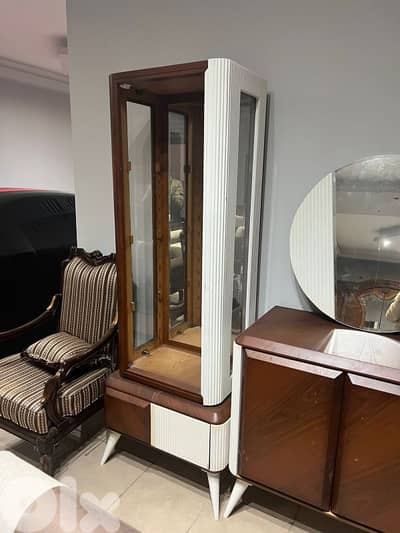 فاترينة كريستال عدد اتنين مصري خشب زان شبه جديد