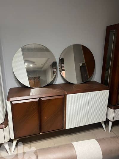 درسوار مع مرايا خشب زان مصري كتير مرتب ونظيف