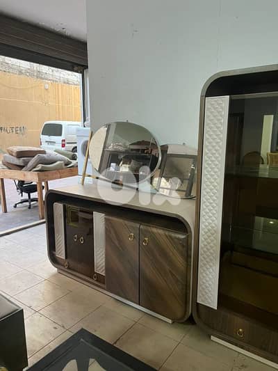 درسوار مع مرايا مع فاترينة كريستال مصري خشب زان شبه جديد