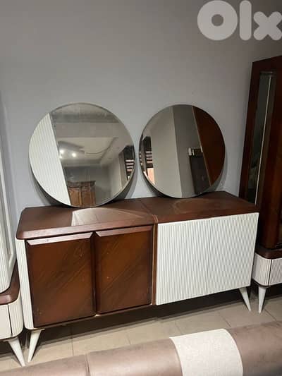 درسوار مع مرايا اتنين مبرومين فاترينة كريستال عدد اتنين مصري شبه جديد