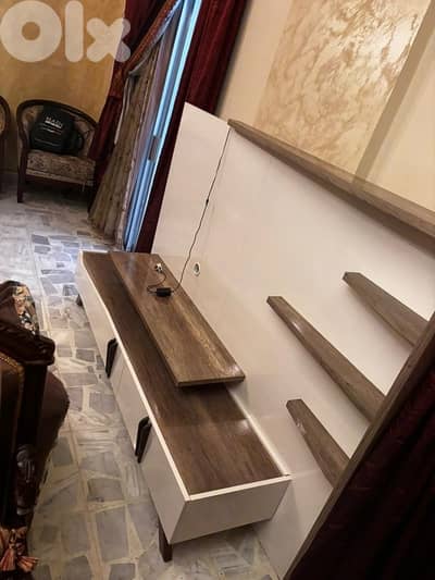 طاولة تلفزيون