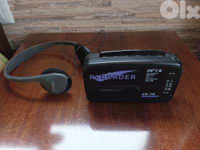 مسجلة صغيرة  وراديو موجتين وبتسجل وبتعطي صوت ومعها سماعات اصليات