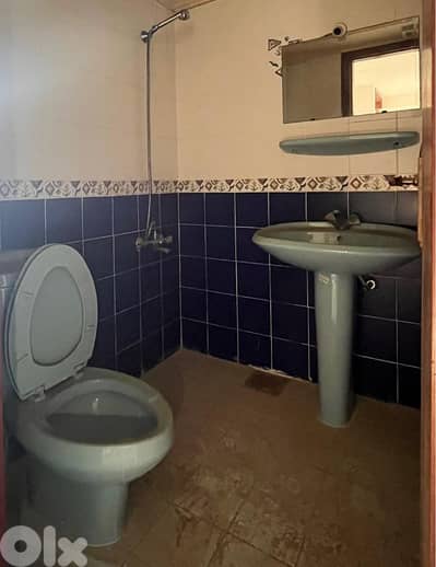 Toilet and sink حمام للبيع