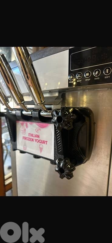 frozen yogurt / merry cream machine