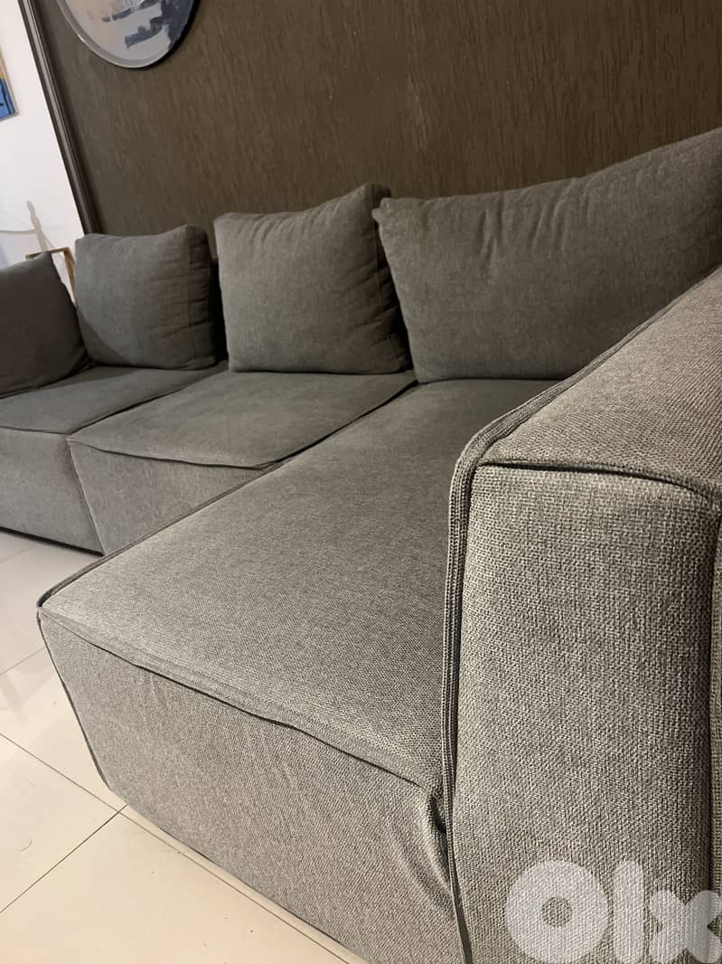 Couch/ sofa like new barely used 1