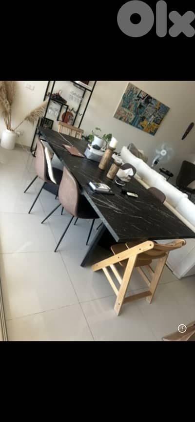 Dining table 6 seater barely used (5 months)