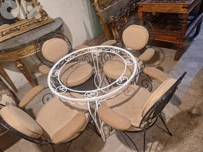 طاولة مع ٤ كراسي فيرفورجي انتيك قديم مميز ناعم