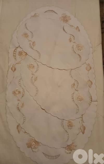 طقم كتان رجراج تطريز بي خيط الحرير شغل يد ٤ قطع