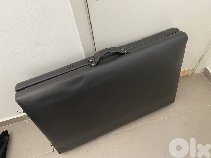 Massage/Tattoo bed 1