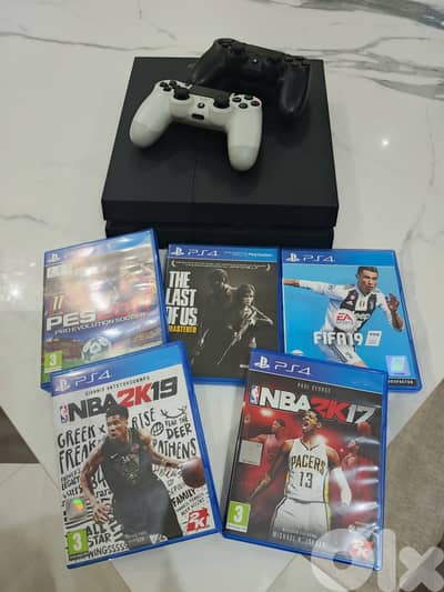PS4 + 2 Controllers + 5 games