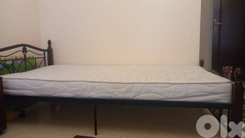 Bed in very good condition for sale 1