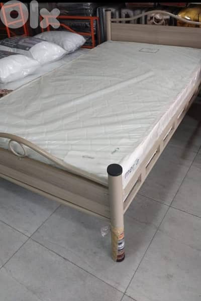 تخت و فرشة غير مستعملين للبيع