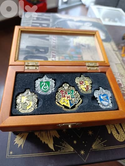 a set of 8 pieces collectable harry Potter items