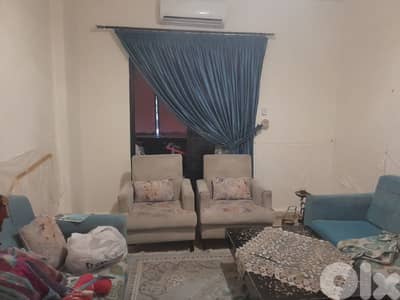 صالون وسجادة وبرداية وطاولة