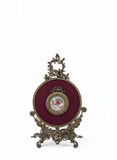 Big stand and tableau , made of strong metal