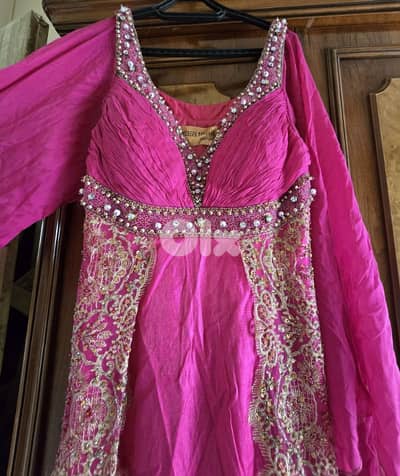 فستان مطرز مع كحاف صغير