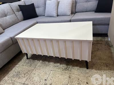 طاولة نص مودرن كتير مرتبة ونظيفة