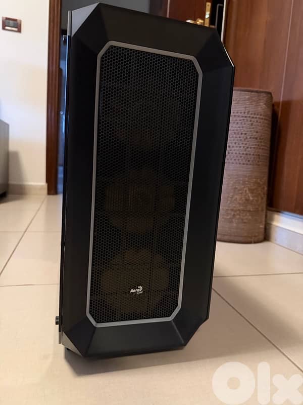 Intel i7 9700k, MSI MEG z390 ace, Aerocool case 1