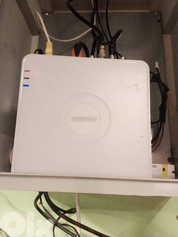 6 Camera's +DVR +Screen +DVR box +Harddisk 1