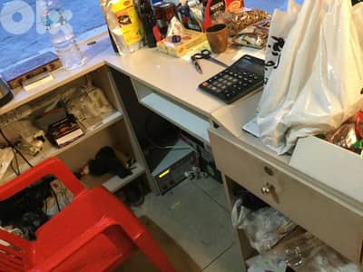 مكتب خشب زاوية مناسب للمحاسبة يوضع عليه كومبيوتر مع توابعها+ستاند دخان