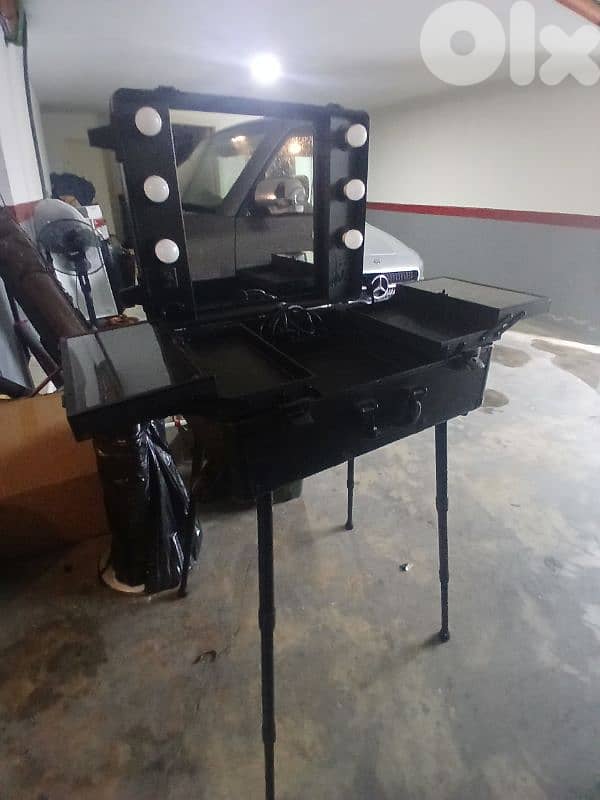 Professional Rolling Makeup Trolley with Lights and Mirror 1