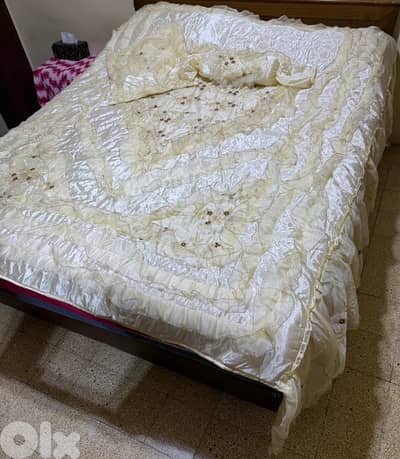 كوفروليه  للتخت  مجوز جديد شغل عرايسي لون بيج فاتح  و ذهبي مع ٢ تكاية