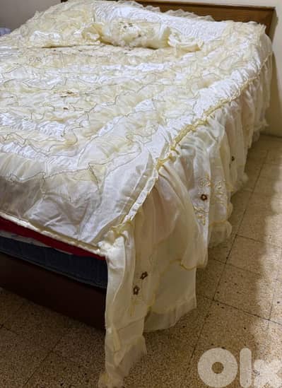 كوفروليه  للتخت  مجوز جديد شغل عرايسي لون بيج فاتح  و ذهبي مع ٢ تكاية