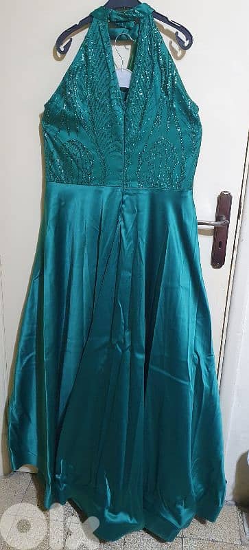 فستان  سهرة  ملبوس  مرة  كتير  نضيف  ومرتبة قياس  ٤٦ بيروت أشرفية ٢٥ $