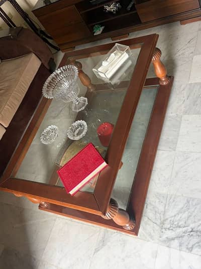 طاولة نص خشب زان كبيرة وجوه قزاز كتير مرتبة ونظيفة