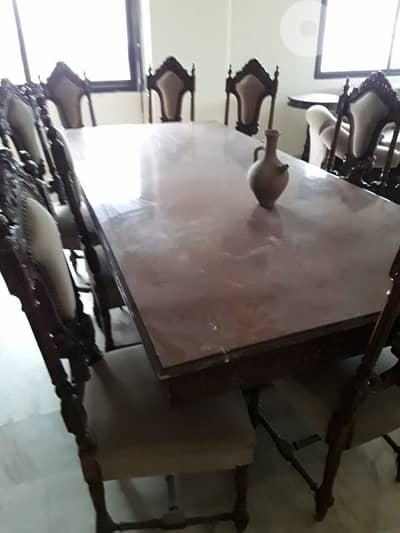 طاولة سفرة و مكتبة شيء جدا فخم خشب زين و تعتبر من الشغل التراثي