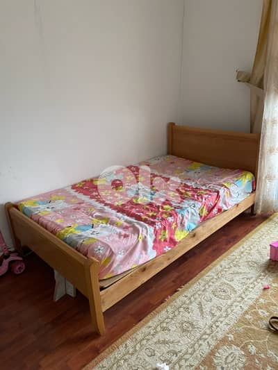 سرير مع فرشته