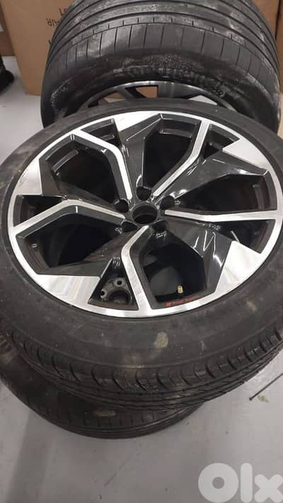 جنوط أودي RS Q8 أصلية قياس 21 مع إطاراتها - موديل 2023 بحالة الوكالة