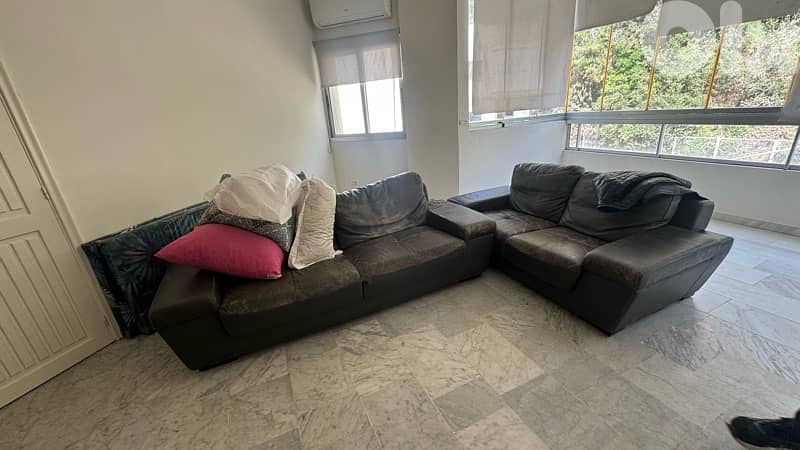 living room صوفا عدد٢ جلد اسود و طاولة 1