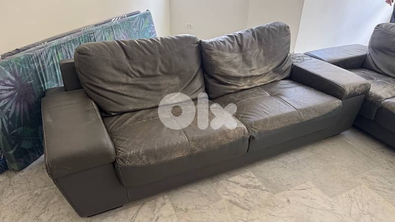 living room صوفا عدد٢ جلد اسود و طاولة 2