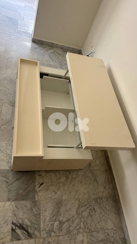 living room صوفا عدد٢ جلد اسود و طاولة 3