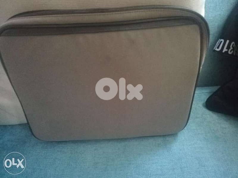 Authentic TUMI laptop bag orange interior like new/شنطه لابتوب تومي 3