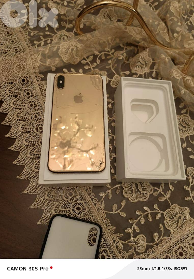 Iphone sxmas 64. GB. Gold 8